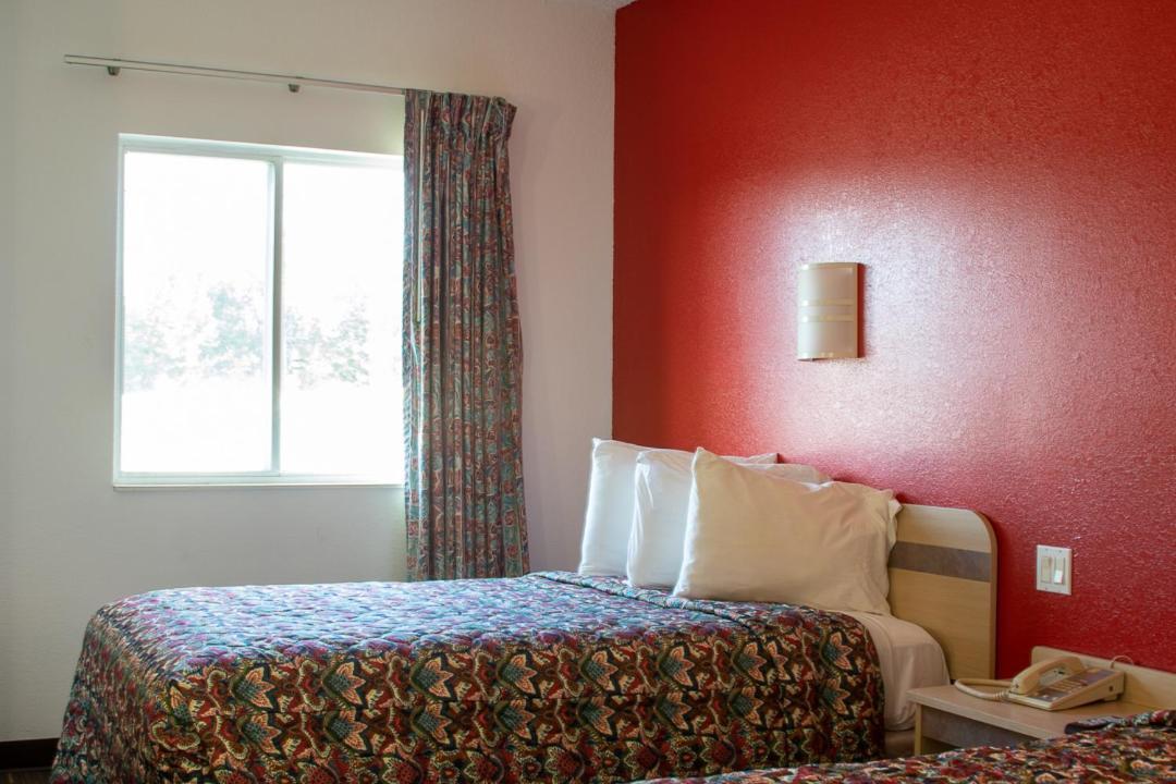 Morgantown Inn & Suites Экстерьер фото