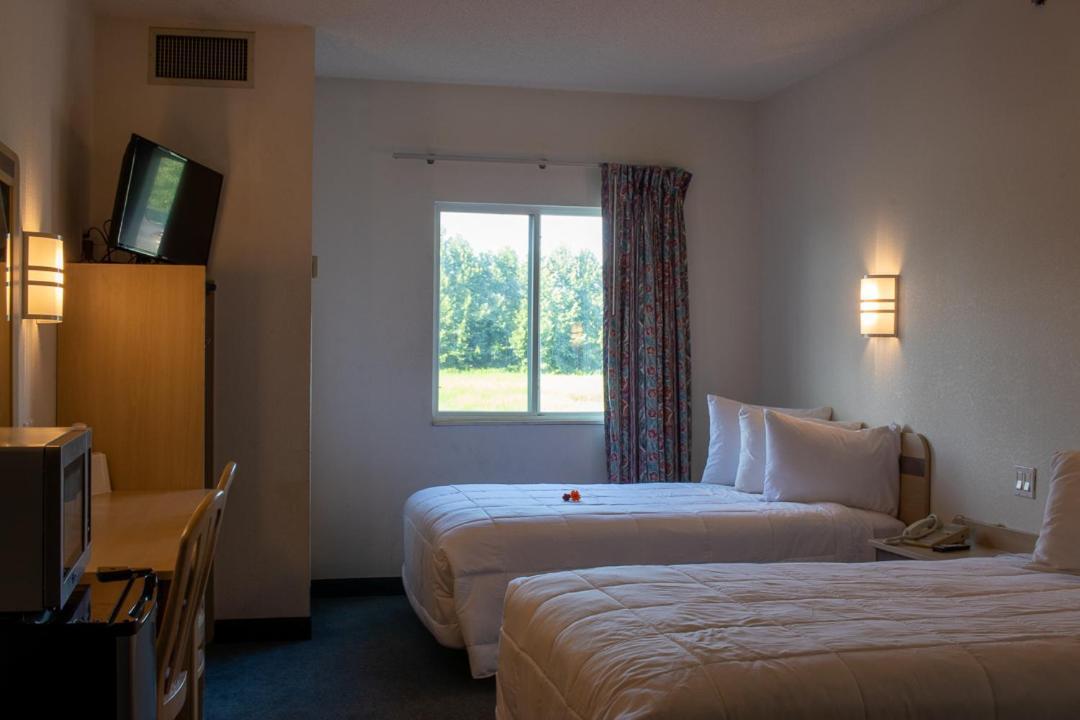 Morgantown Inn & Suites Экстерьер фото
