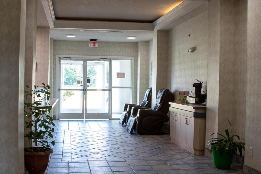 Morgantown Inn & Suites Экстерьер фото